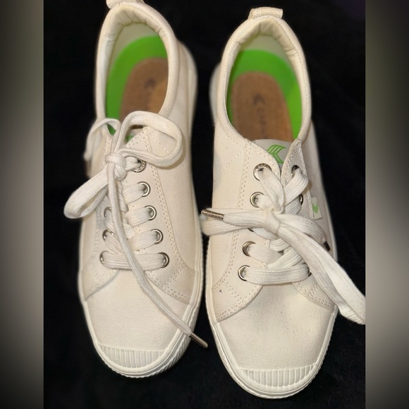 Cariuma White Canvas Sneakers - Picture 5 of 7